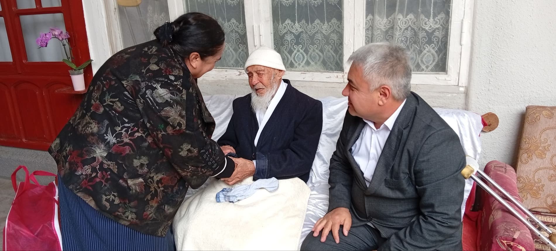 A warm meeting in the home of a centenarian elder