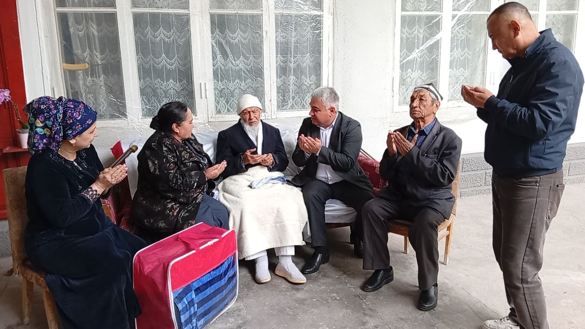 A warm meeting in the home of a centenarian elder