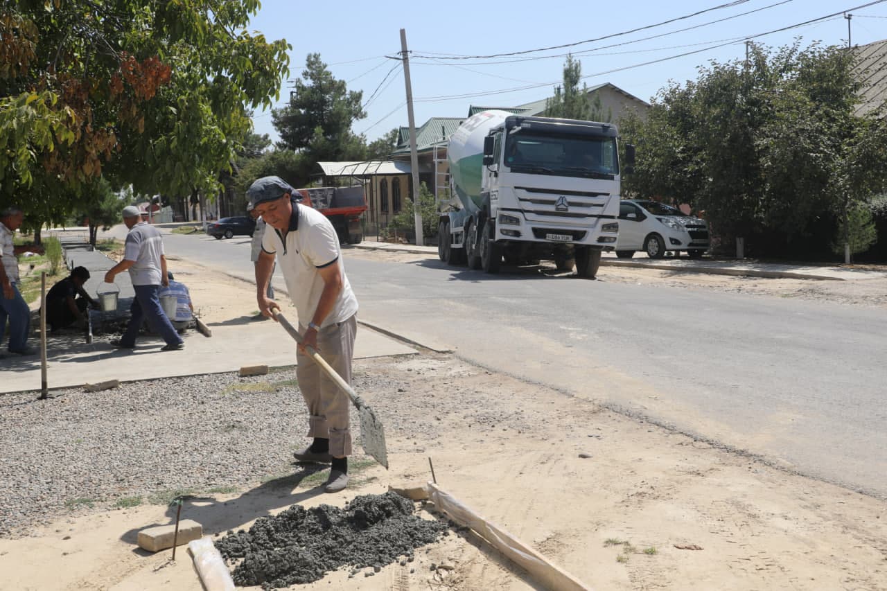 Ishchilar shaharchasi mahallasida yangi piyodalar yo‘lagi barpo etilmoqda