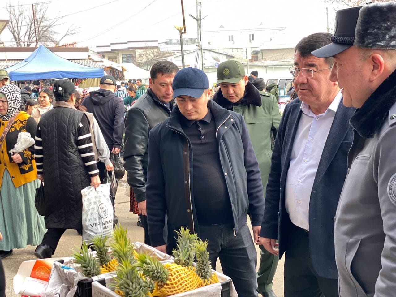 Оққўрғон тумани марказида жойлашган “Деҳқон” бозорида аҳоли учун яратилган шарт-шароитлар, маҳсулотлар нархларининг барқарорлиги ҳамда фуқароларга кўрсатилаётган хизматлар ҳолати ўрганилди.