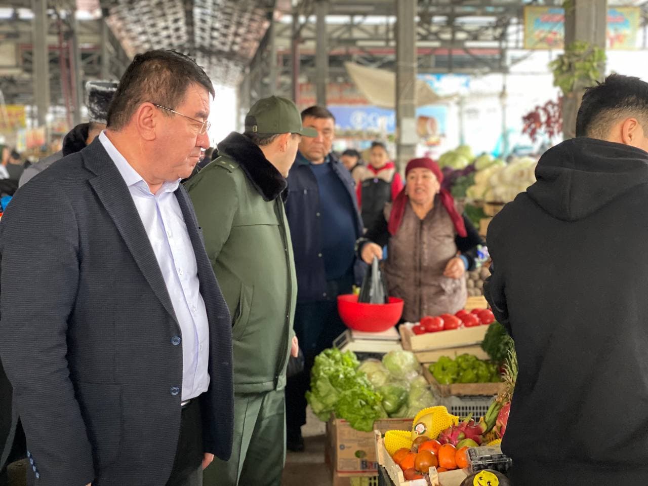 Оққўрғон тумани марказида жойлашган “Деҳқон” бозорида аҳоли учун яратилган шарт-шароитлар, маҳсулотлар нархларининг барқарорлиги ҳамда фуқароларга кўрсатилаётган хизматлар ҳолати ўрганилди.