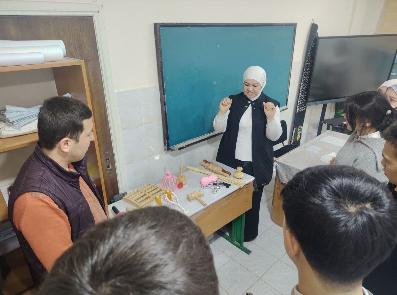Zangiota tumani “Tarnov” mahallasining bitiruvchi yoshlari uchun kasb tanlash jarayonida to‘g‘ri yo‘l-yo‘riq ko‘rsatish hamda ularning tibbiyot sohasiga bo‘lgan qiziqishini yanada oshirish maqsadida tumandagi Abu Ali ibn Sino nomidagi salomatlik texnikumi