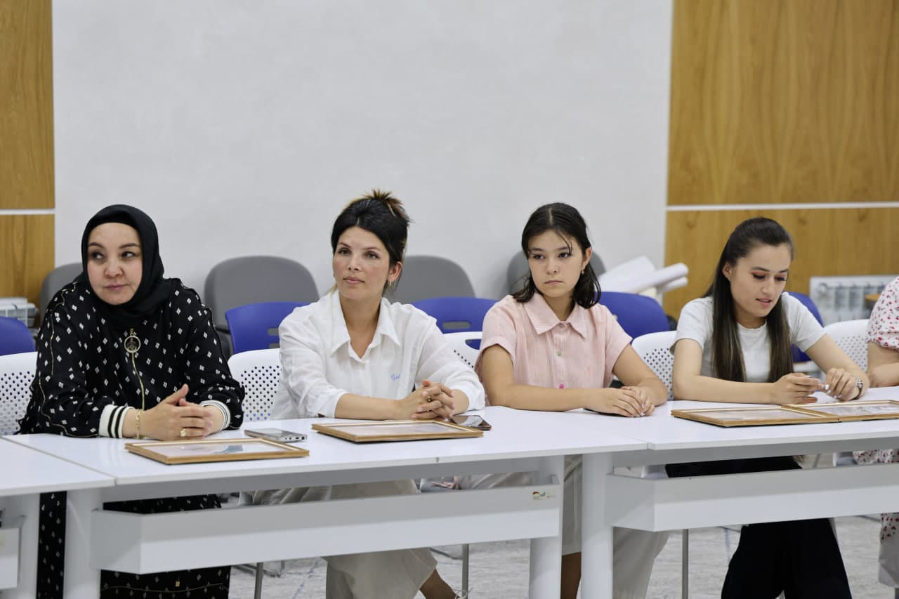 Uz-Kor Textile Technoparkida malaka oshirish dasturini tamomlagan tinglovchilarga sertifikatlar berildi