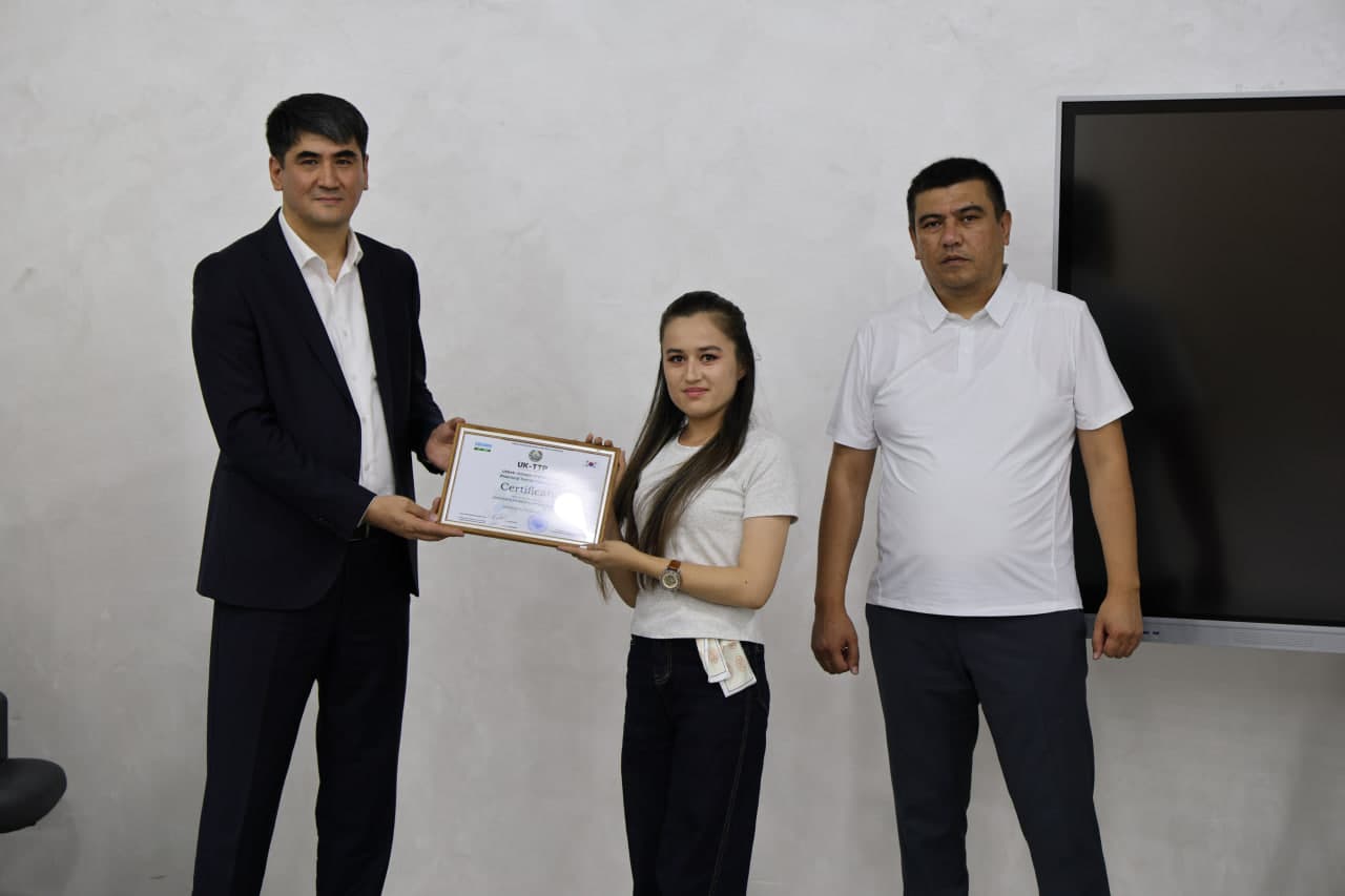 Uz-Kor Textile Technoparkida malaka oshirish dasturini tamomlagan tinglovchilarga sertifikatlar berildi
