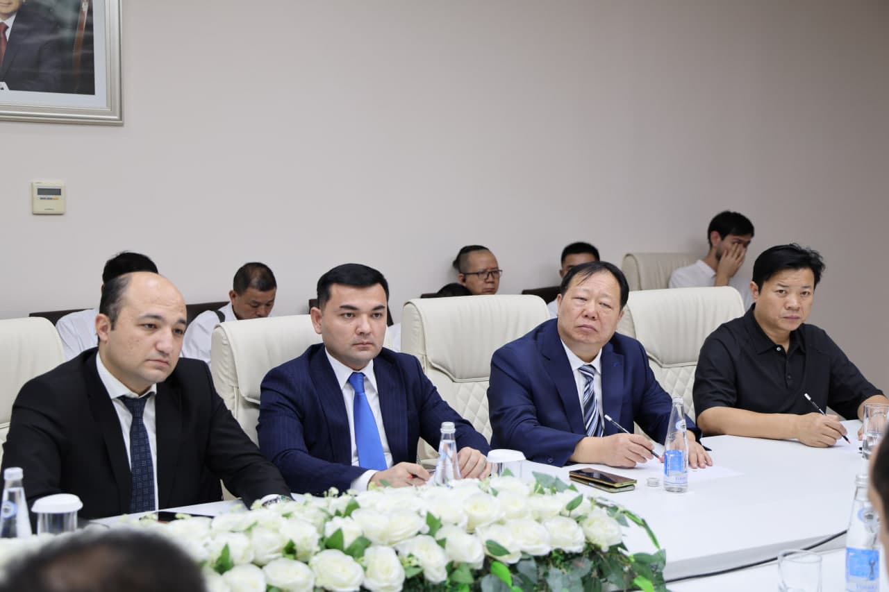 A meeting was held with a delegation from Henan Province of the People's Republic of China, comprising representatives of the province's chambers of commerce and executives of major industrial enterprises.