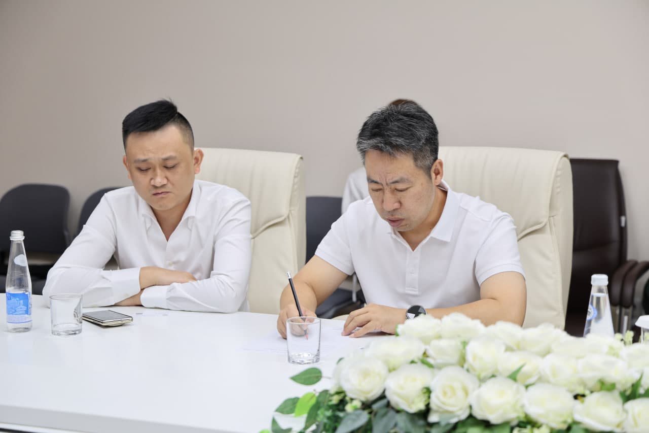 A meeting was held with a delegation from Henan Province of the People's Republic of China, comprising representatives of the province's chambers of commerce and executives of major industrial enterprises.