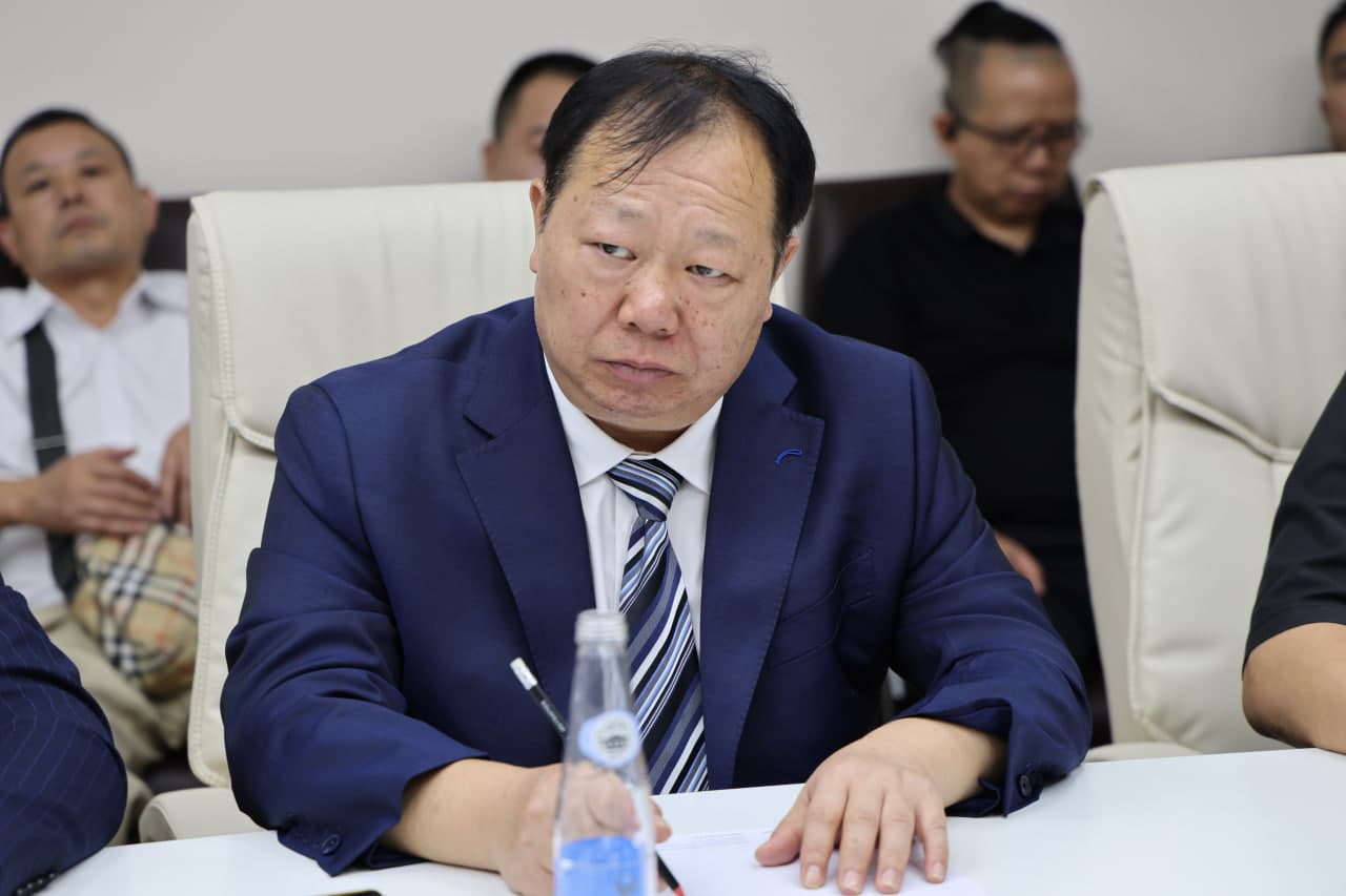 A meeting was held with a delegation from Henan Province of the People's Republic of China, comprising representatives of the province's chambers of commerce and executives of major industrial enterprises.