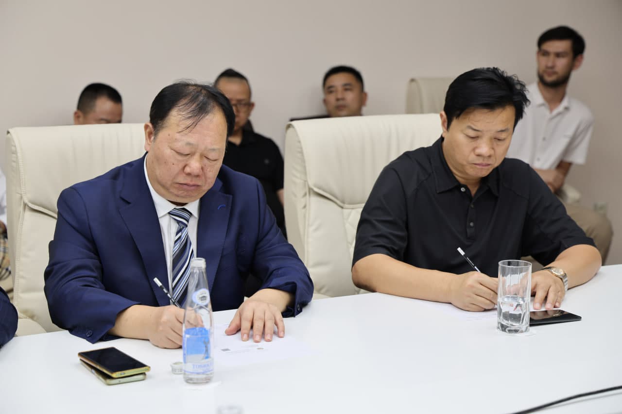A meeting was held with a delegation from Henan Province of the People's Republic of China, comprising representatives of the province's chambers of commerce and executives of major industrial enterprises.