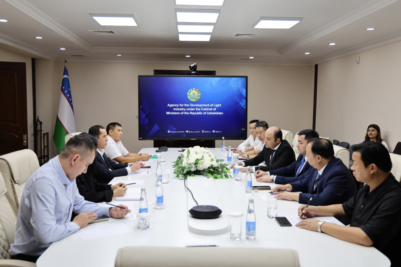 A meeting was held with a delegation from Henan Province of the People's Republic of China, comprising representatives of the province's chambers of commerce and executives of major industrial enterprises.