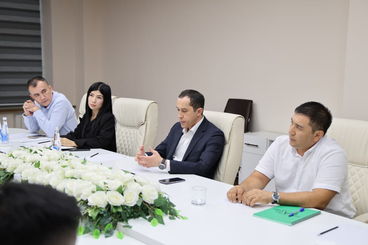A meeting was held with a delegation from Henan Province of the People's Republic of China, comprising representatives of the province's chambers of commerce and executives of major industrial enterprises.