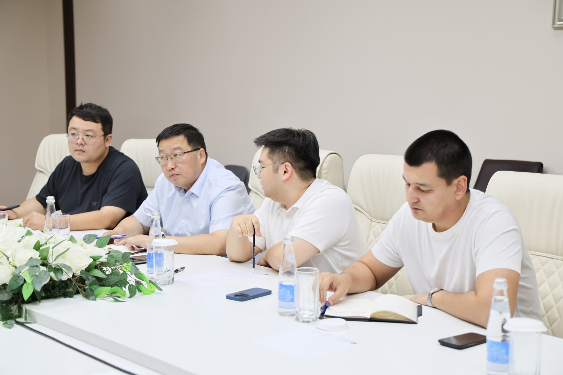 A meeting was held with a delegation headed by Wang Hongtu, Head of “Lihua” Company.