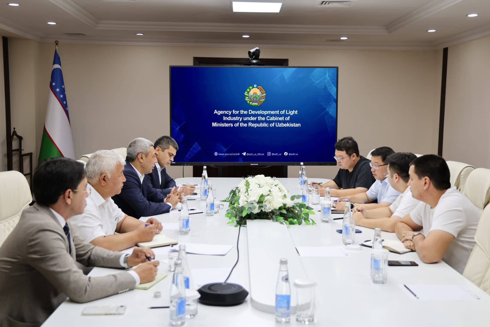A meeting was held with a delegation headed by Wang Hongtu, Head of “Lihua” Company.
