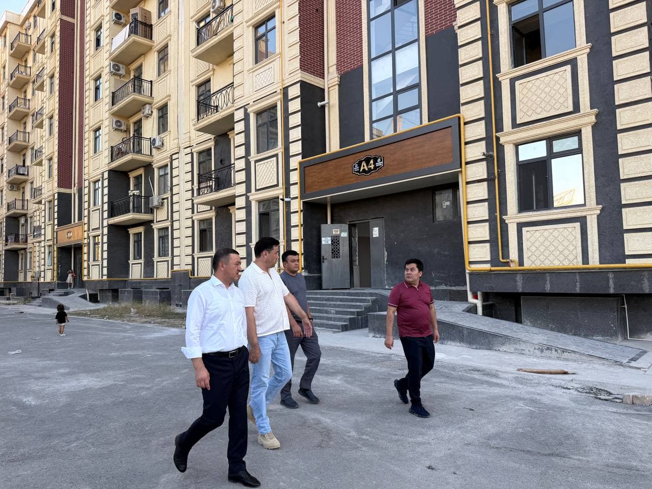 Aholi murojaati e’tiborda: Sergeli tumani hokimi «Qo‘shqo‘rg‘on» MFYdagi yo‘l masalasini joyida o‘rgandi