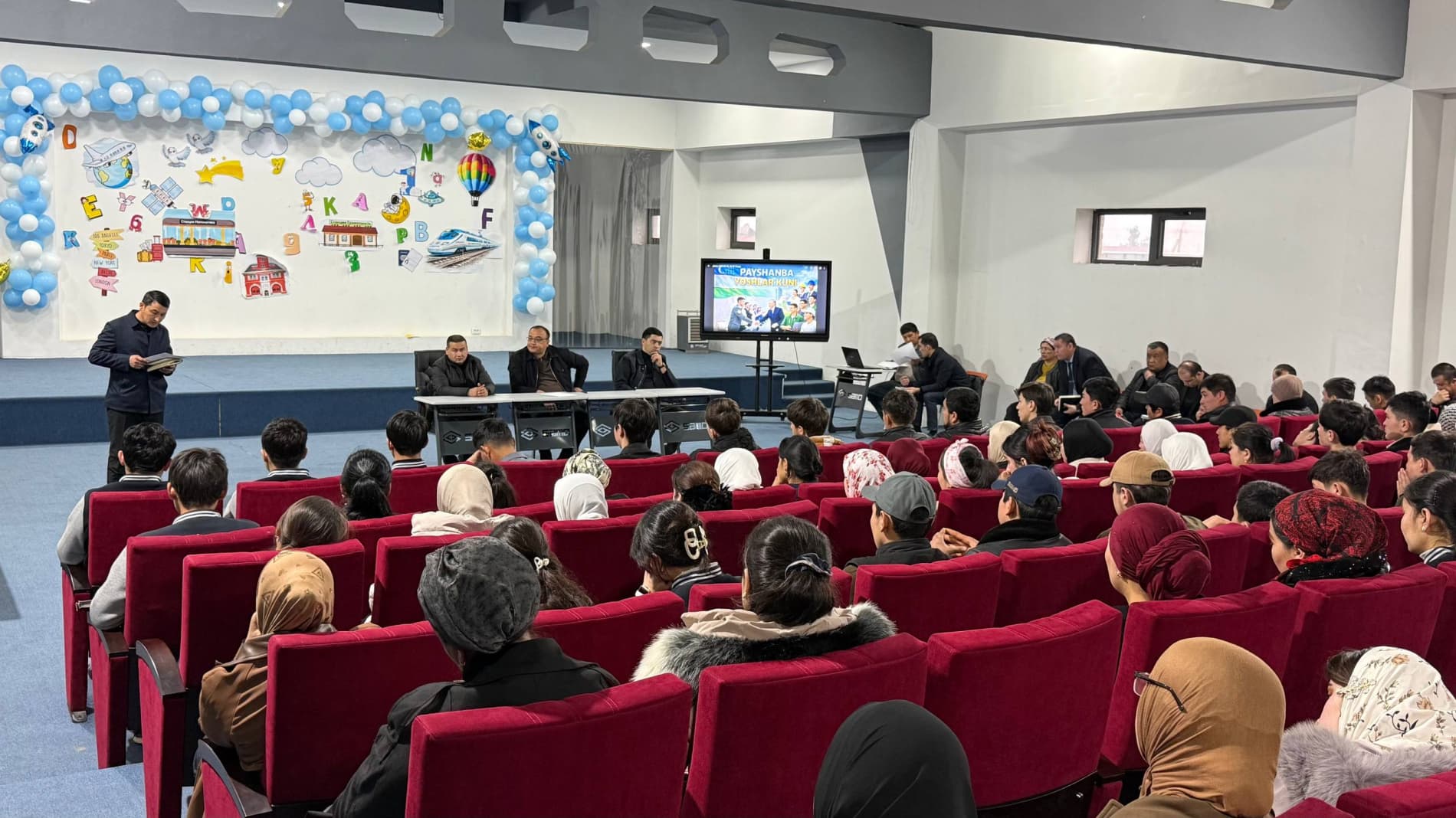 Tuman hokimining yoshlar_kuni_ munosabati bilan tashkil etilgan uchrashuvlar.