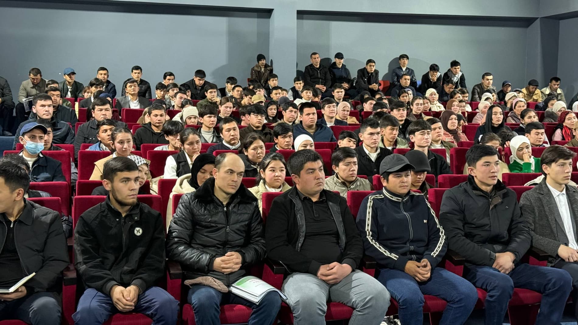 Tuman hokimining yoshlar_kuni_ munosabati bilan tashkil etilgan uchrashuvlar.