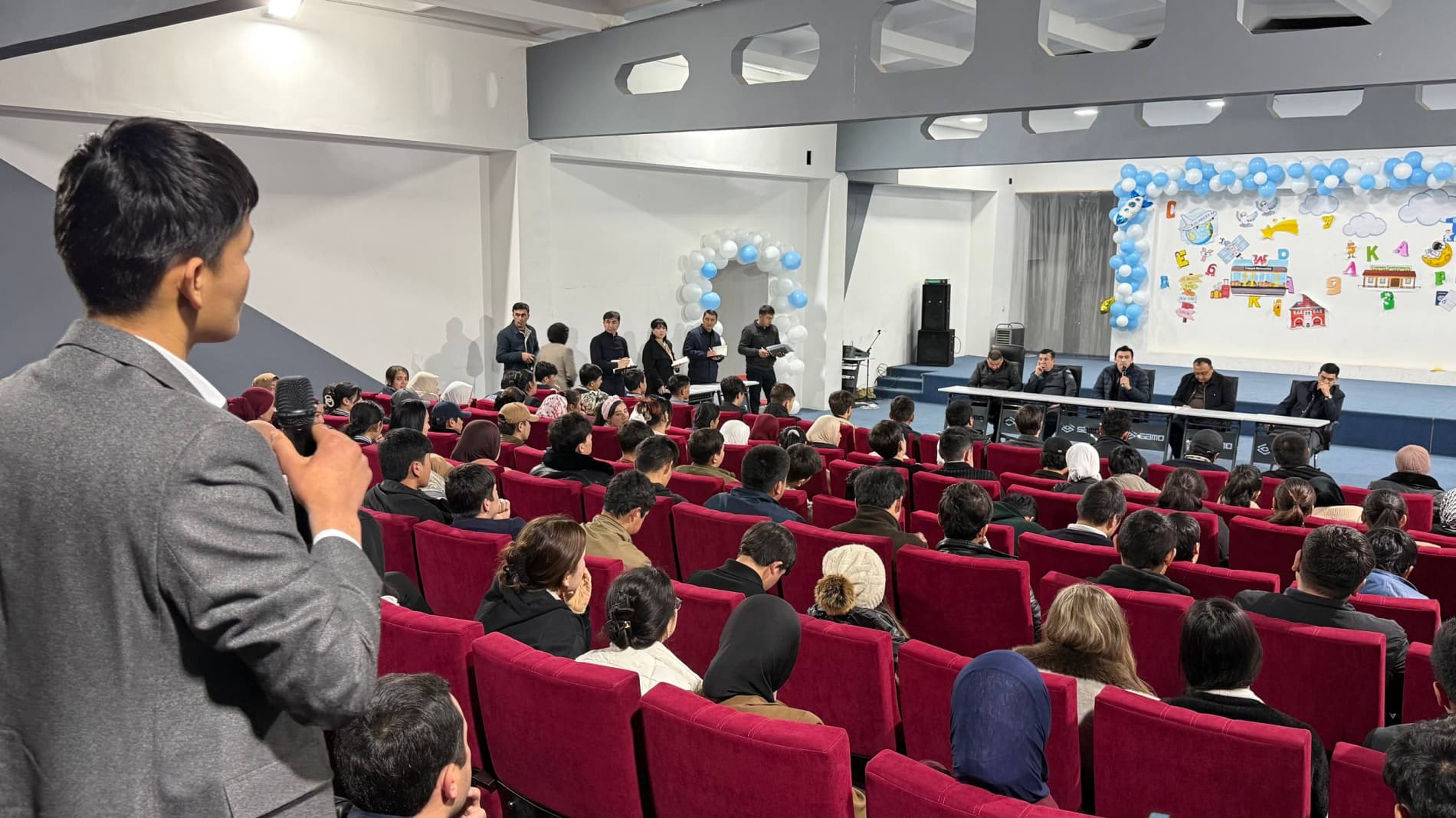 Tuman hokimining yoshlar_kuni_ munosabati bilan tashkil etilgan uchrashuvlar.