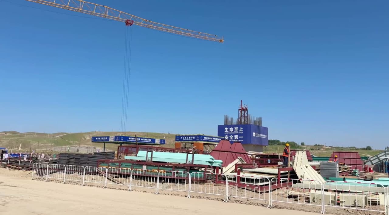 Xo‘jaobod tumanida "China International Camce" kompaniyasi tomonidan chiqindilardan elektr energiyasi ishlab chiqarish va isitish tizimini tashkil etish loyihasi doirasida bunyod etilayotgan zavod qurilish ishlari jadallik bilan davom etmoqda.