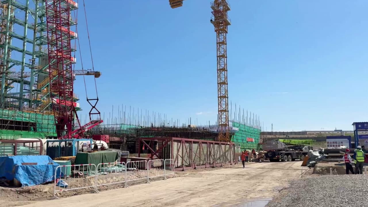 Xo‘jaobod tumanida "China International Camce" kompaniyasi tomonidan chiqindilardan elektr energiyasi ishlab chiqarish va isitish tizimini tashkil etish loyihasi doirasida bunyod etilayotgan zavod qurilish ishlari jadallik bilan davom etmoqda.