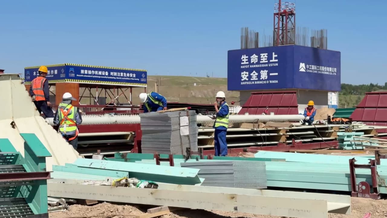 Xo‘jaobod tumanida "China International Camce" kompaniyasi tomonidan chiqindilardan elektr energiyasi ishlab chiqarish va isitish tizimini tashkil etish loyihasi doirasida bunyod etilayotgan zavod qurilish ishlari jadallik bilan davom etmoqda.
