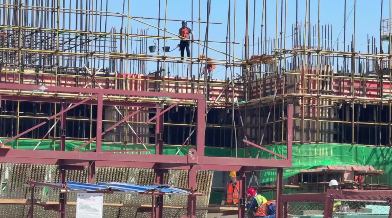 Xo‘jaobod tumanida "China International Camce" kompaniyasi tomonidan chiqindilardan elektr energiyasi ishlab chiqarish va isitish tizimini tashkil etish loyihasi doirasida bunyod etilayotgan zavod qurilish ishlari jadallik bilan davom etmoqda.