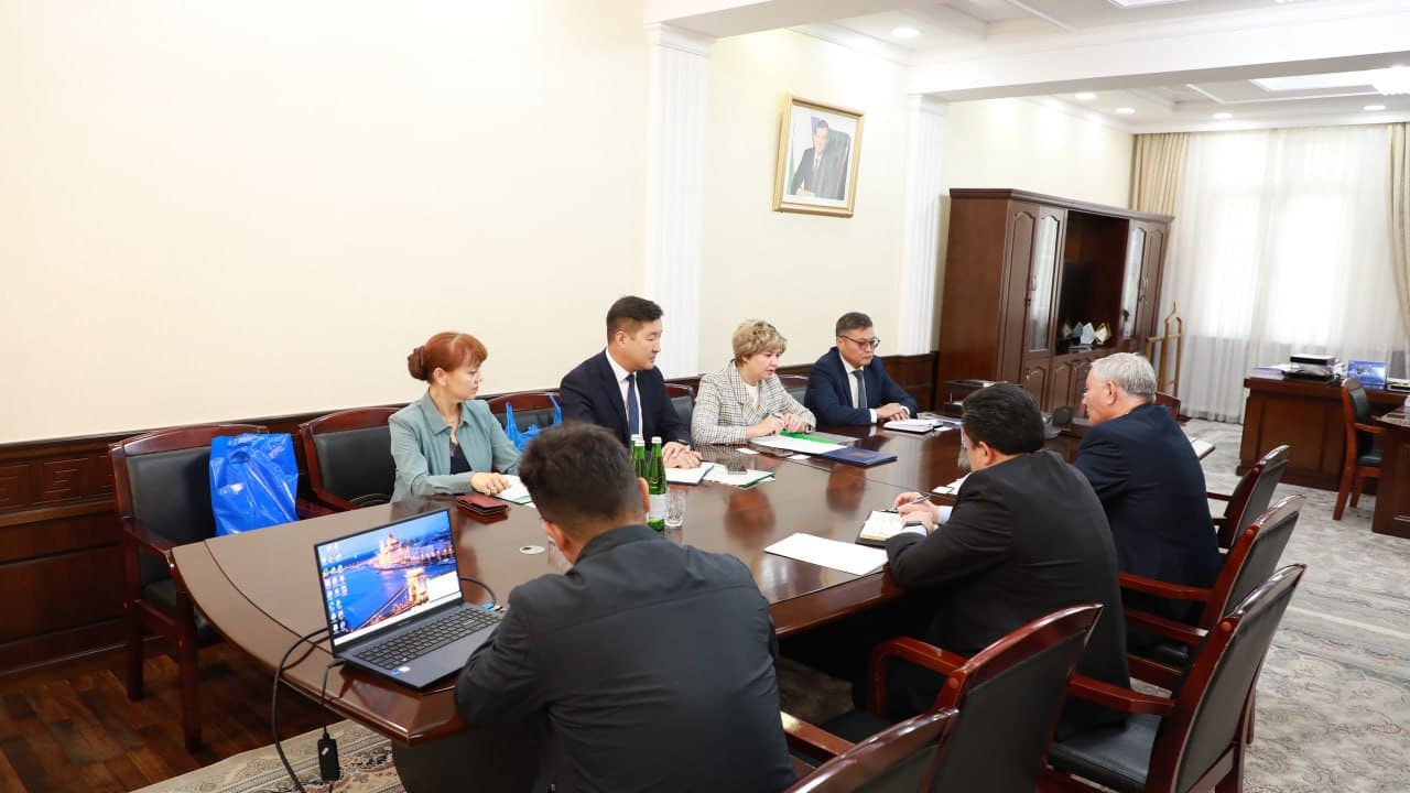 Qoraqalpog‘iston Respublikasi Vazirlar Kengashining Raisi F.Ermanov Rossiya Federatsiyasining Buryatiya Respublikasidan kelgan delegatsiya a’zolari bilan uchrashdi.