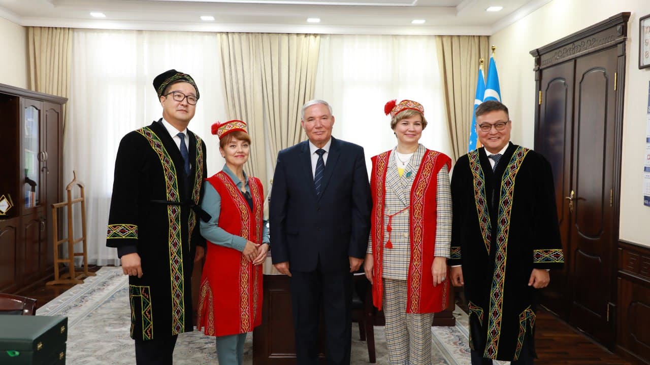 Qoraqalpog‘iston Respublikasi Vazirlar Kengashining Raisi F.Ermanov Rossiya Federatsiyasining Buryatiya Respublikasidan kelgan delegatsiya a’zolari bilan uchrashdi.