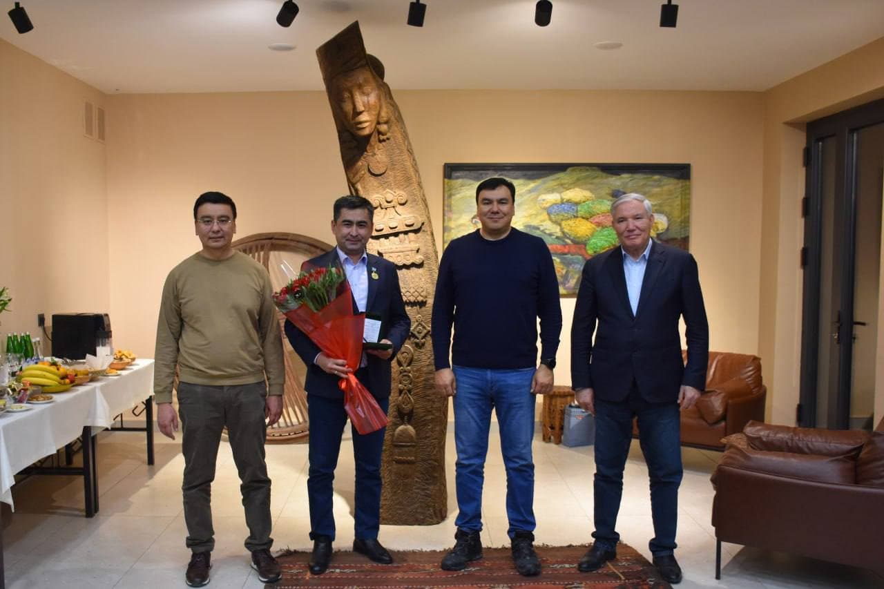 Qaraqalpaqstanlı bir topar belsendiler “Turizm fidoyisi” kókirek belgisi menen sıylıqlandı