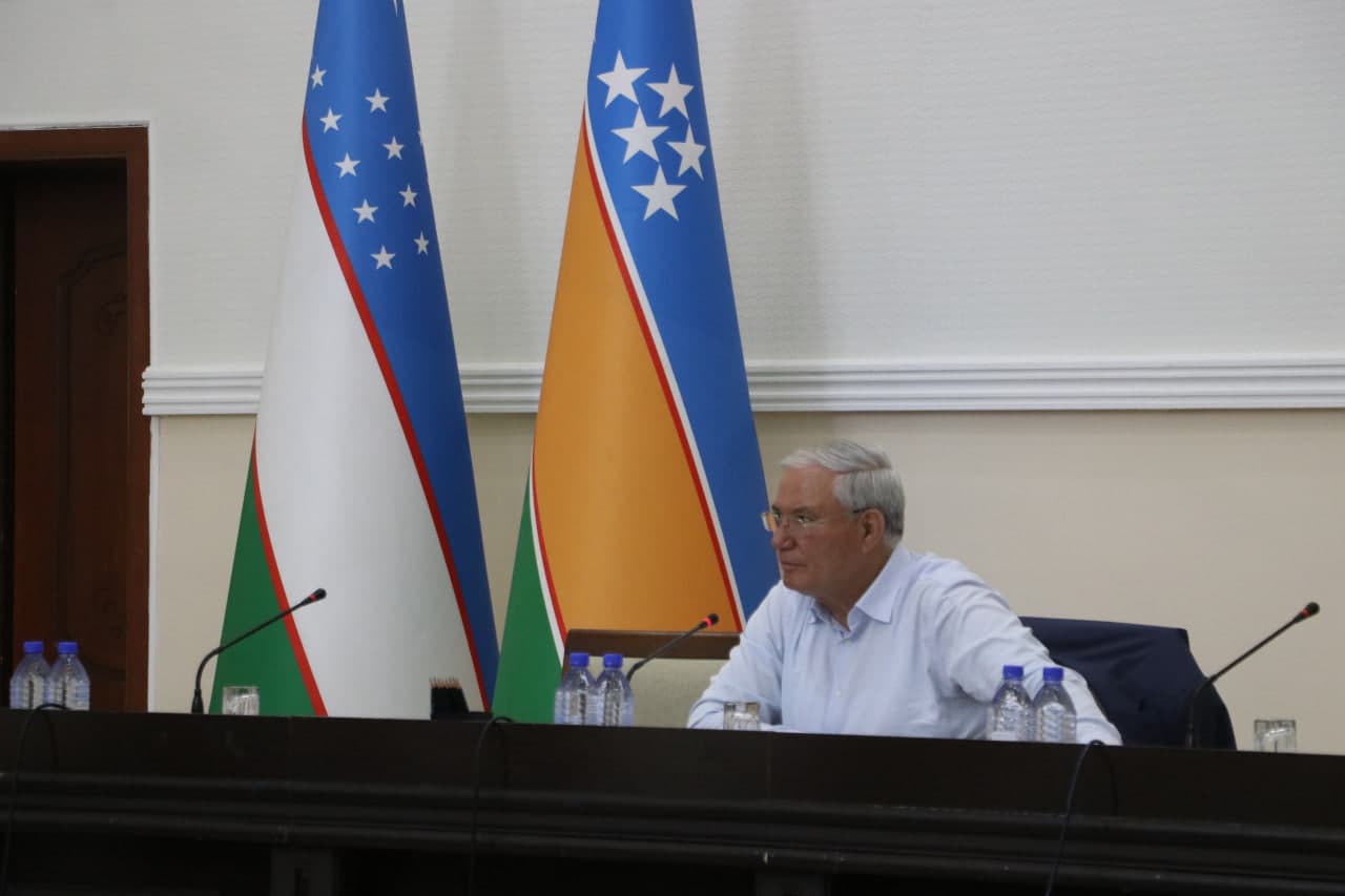 Chimboy tumanida Hurmatli Prezidentimizning "Respublika hududlarini jadal kompleks rivojlantirish uchun tanlab olingan tuman (shahar) larda amaliy chora-tadbirlarni amalga oshirish to‘g‘risida"gi PQ-132-sonli qarorining ijrosini taminlash maqsadida majlis