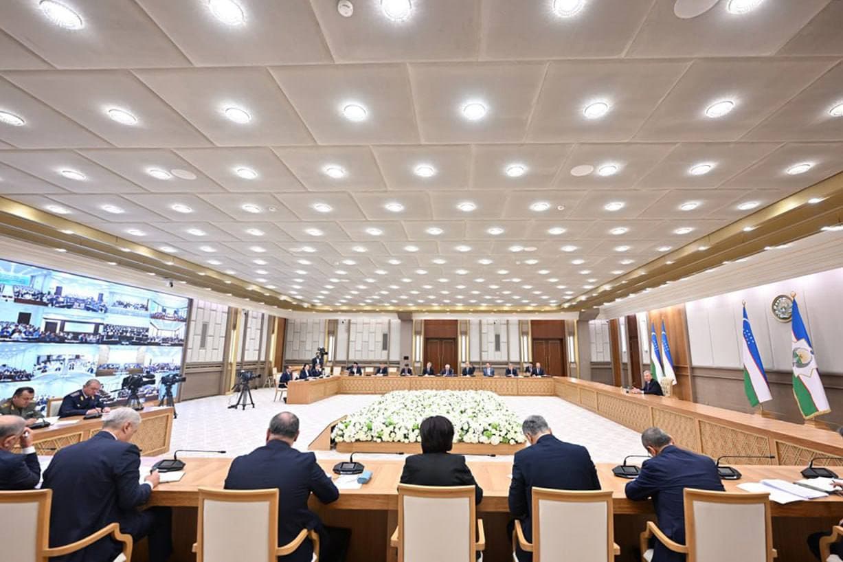 Prezident Shavkat Mirziyoyev raisligida yo‘l harakati xavfsizligini ta'minlash, infratuzilmasini yaxshilash va tirbandliklarni kamaytirish chora-tadbirlari muhokamasi yuzasidan videoselektor yig'ilishi o‘tkazildi.