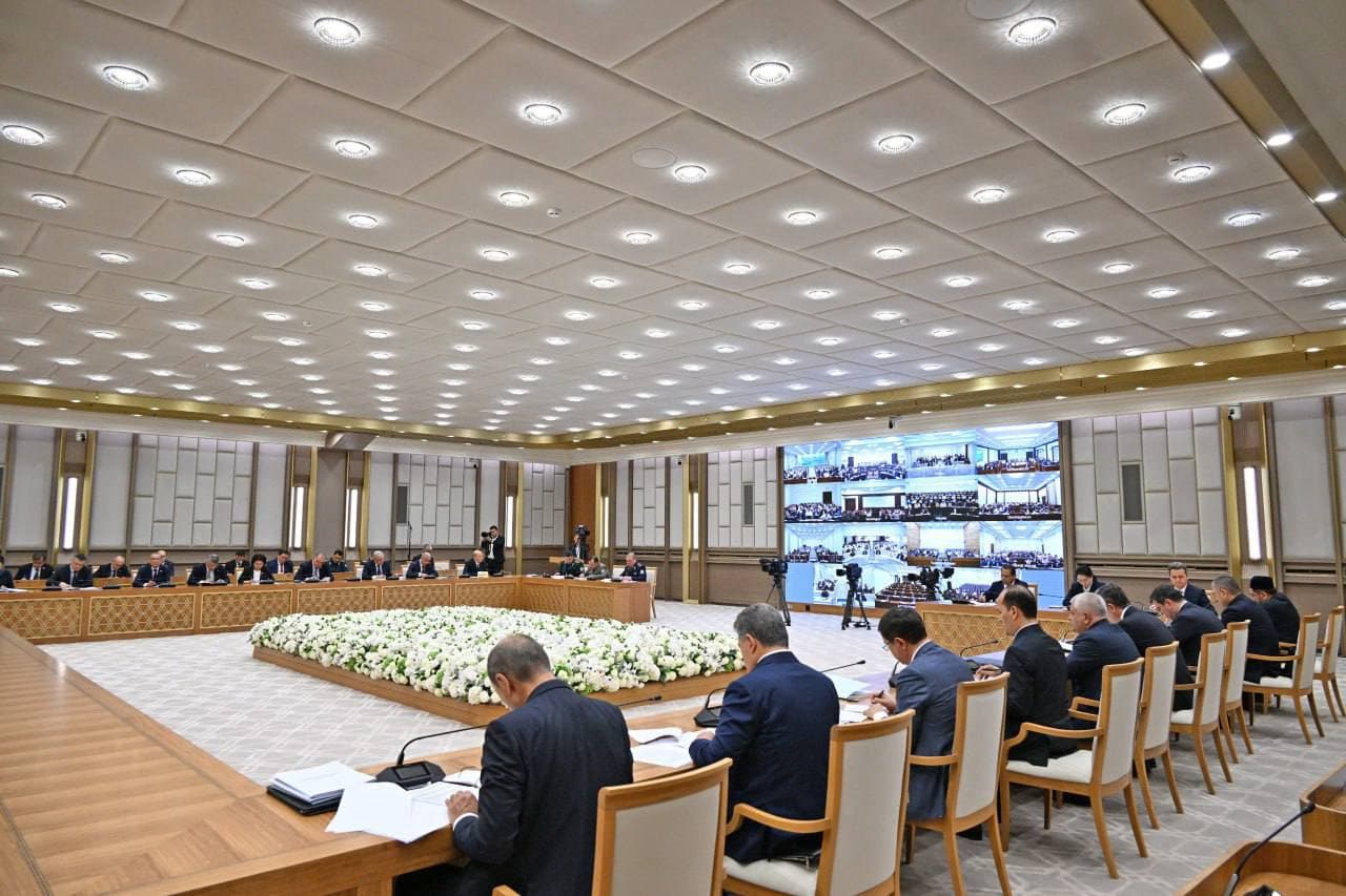 Prezident Shavkat Mirziyoyev raisligida yo‘l harakati xavfsizligini ta'minlash, infratuzilmasini yaxshilash va tirbandliklarni kamaytirish chora-tadbirlari muhokamasi yuzasidan videoselektor yig'ilishi o‘tkazildi.