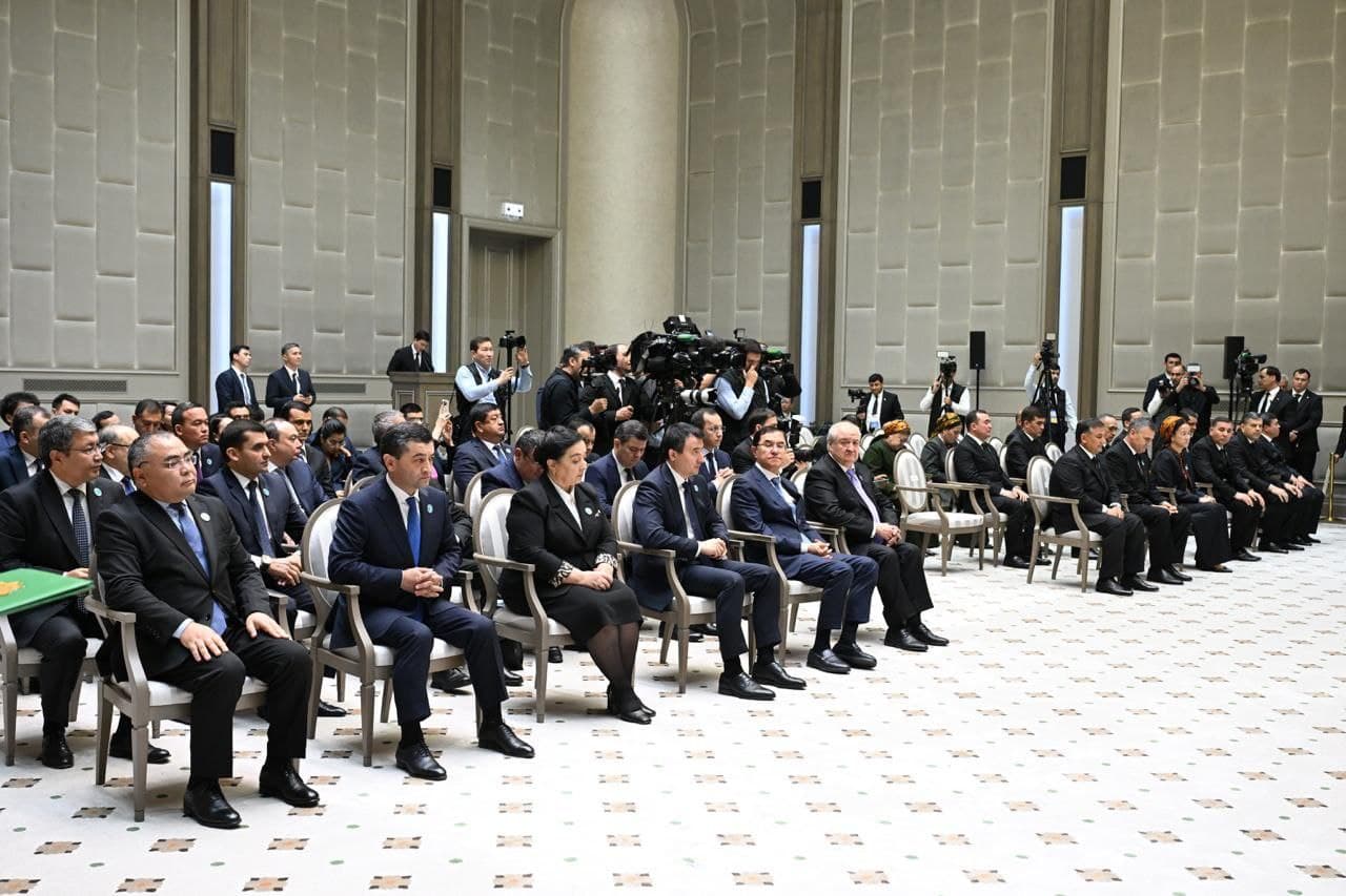 O‘zbekiston Respublikasi Prezidenti Shavkat Mirziyoyev va Turkmaniston Prezidenti Serdar Berdimuhamedov ommaviy axborot vositalari vakillari uchun bayonot berdilar.