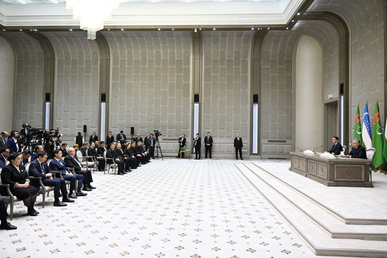 O‘zbekiston Respublikasi Prezidenti Shavkat Mirziyoyev va Turkmaniston Prezidenti Serdar Berdimuhamedov ommaviy axborot vositalari vakillari uchun bayonot berdilar.