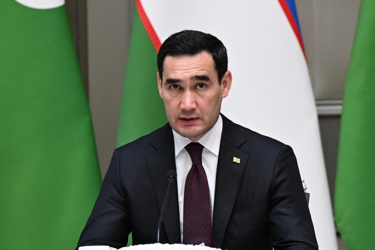 O‘zbekiston Respublikasi Prezidenti Shavkat Mirziyoyev va Turkmaniston Prezidenti Serdar Berdimuhamedov ommaviy axborot vositalari vakillari uchun bayonot berdilar.