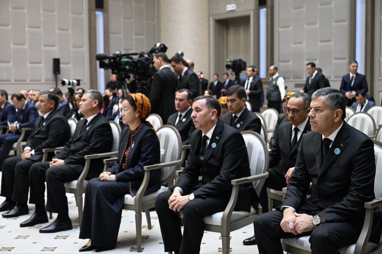 O‘zbekiston Respublikasi Prezidenti Shavkat Mirziyoyev va Turkmaniston Prezidenti Serdar Berdimuhamedov ommaviy axborot vositalari vakillari uchun bayonot berdilar.