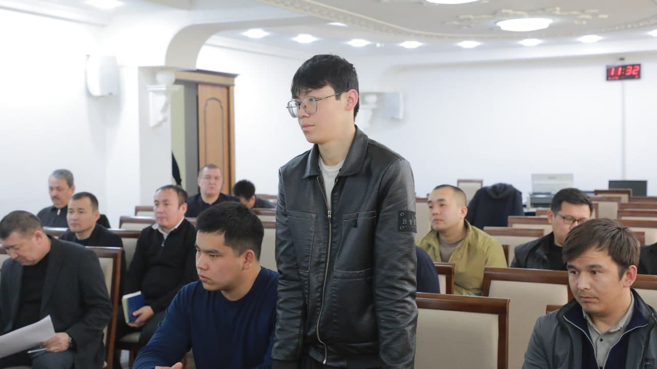 Председатель Совета Министров Ф.Эрманов провел встречу с закрепленной за ним молодежью