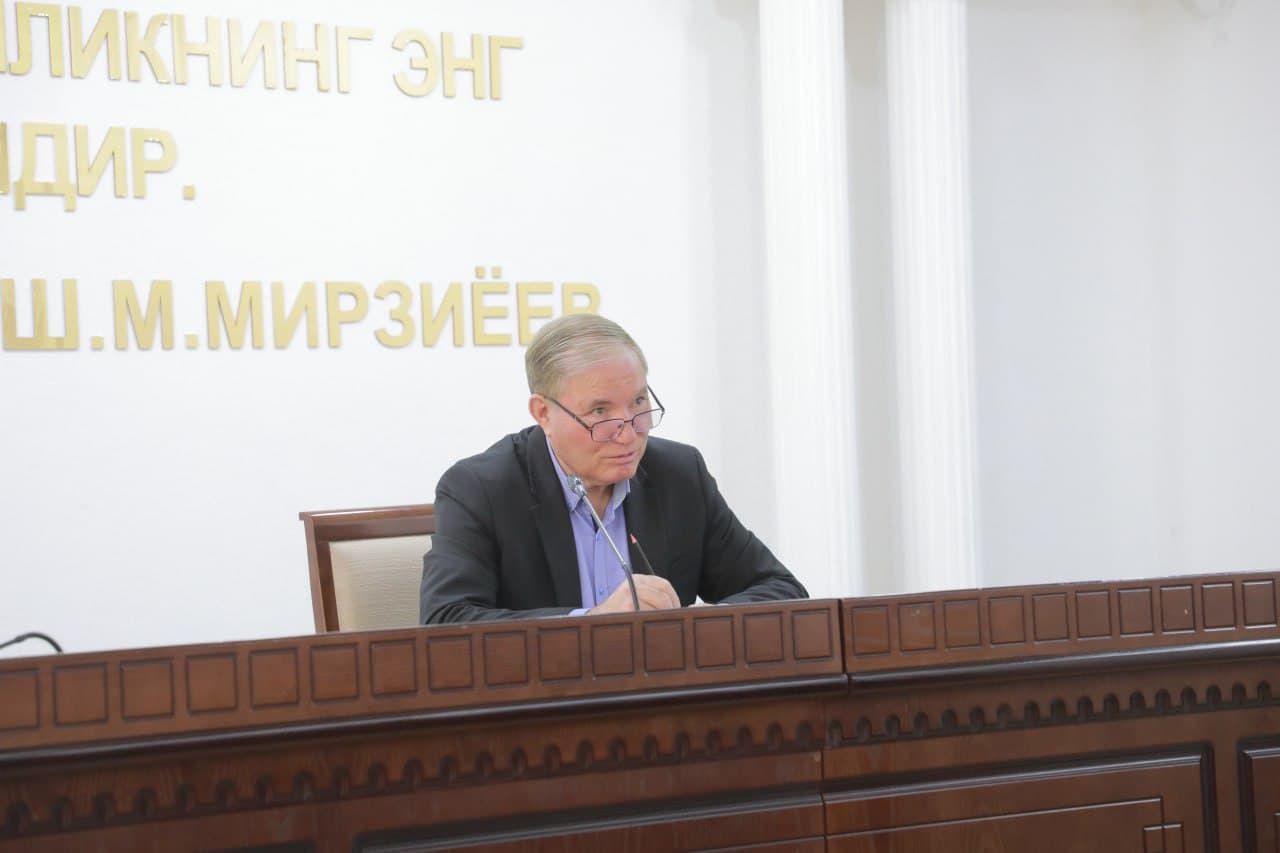 Председатель Совета Министров Ф.Эрманов провел встречу с закрепленной за ним молодежью