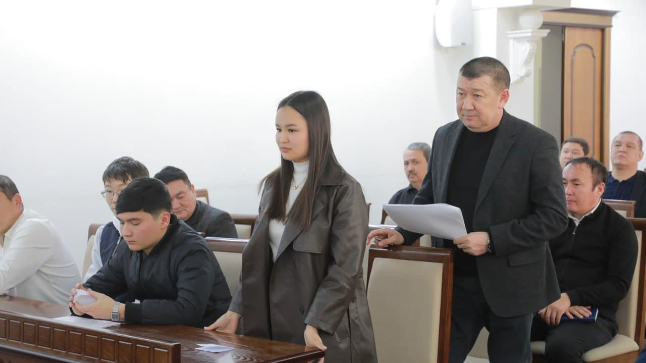 Председатель Совета Министров Ф.Эрманов провел встречу с закрепленной за ним молодежью