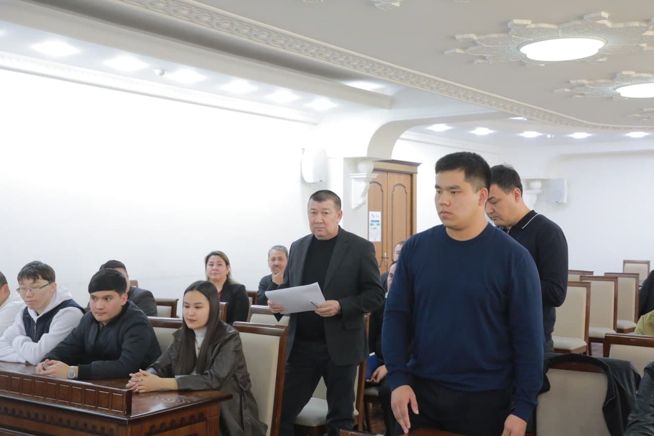 Председатель Совета Министров Ф.Эрманов провел встречу с закрепленной за ним молодежью