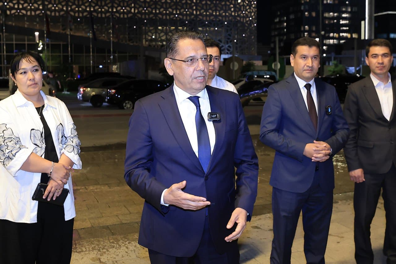 Ministr Qaraqalpaqstanlı studentler menen sáwbetlesti