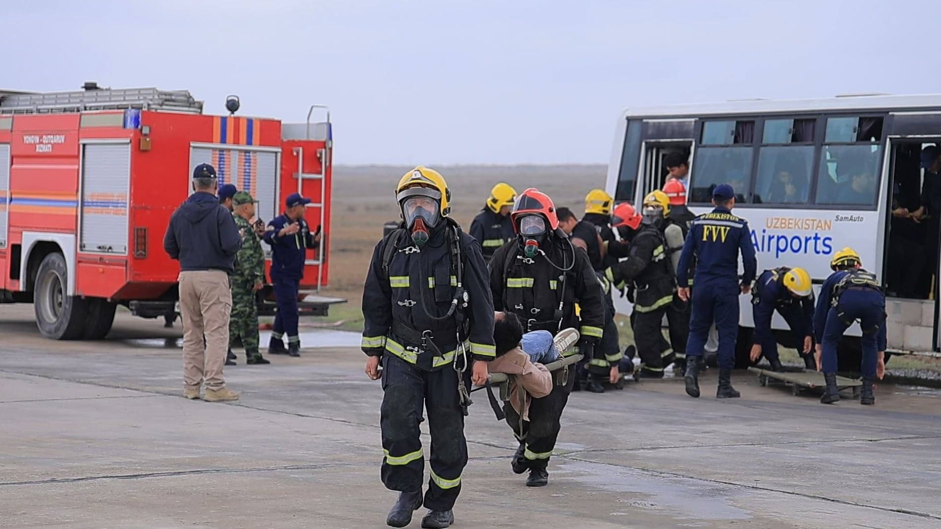 Buxoro viloyati favqulodda vaziyatlar boshqarmasi hamda Buxoro xalqaro aeroporti hamkorligida havo kemalarida sodir bo‘lgan favqulodda avariya holatlarini bartaraf etish va fuqarolarga yordam ko‘rsatish maqsadida o‘quv mashqlari o‘tkazildi.