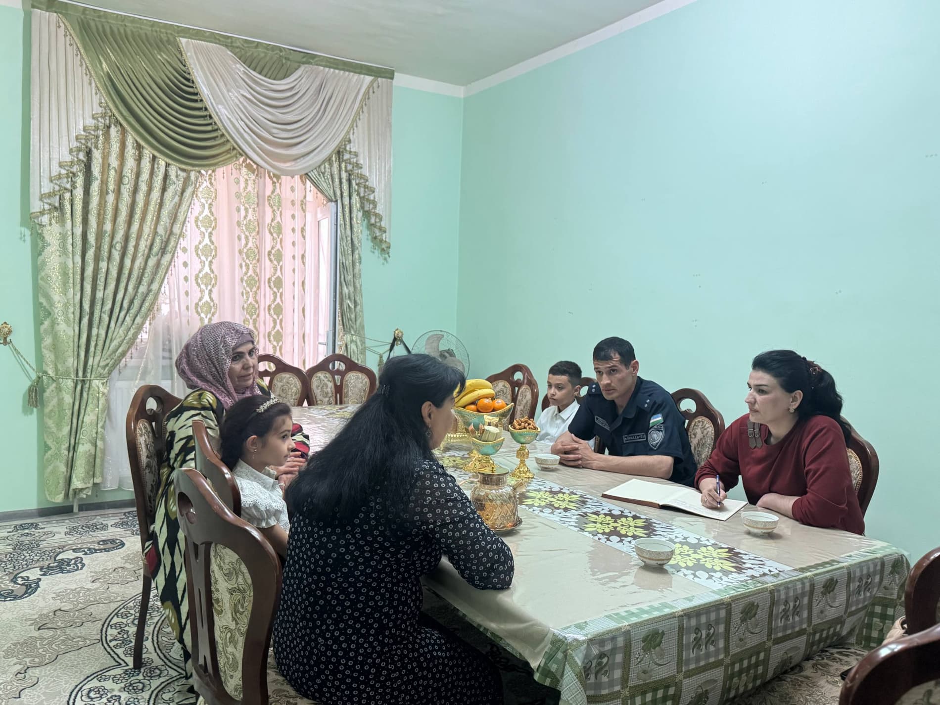 Buxoro viloyati Favqulodda vaziyatlar boshqarmasida Oila va xotin-qizlar masalalari bo‘yicha mas'ullar hamda boshqarma psixologi tomonidan harbiy xizmatchilar hamda ayol xodimalarning oilaviy sharoitlarini o‘rganish maqsadida manzilli tashriflar amalga os