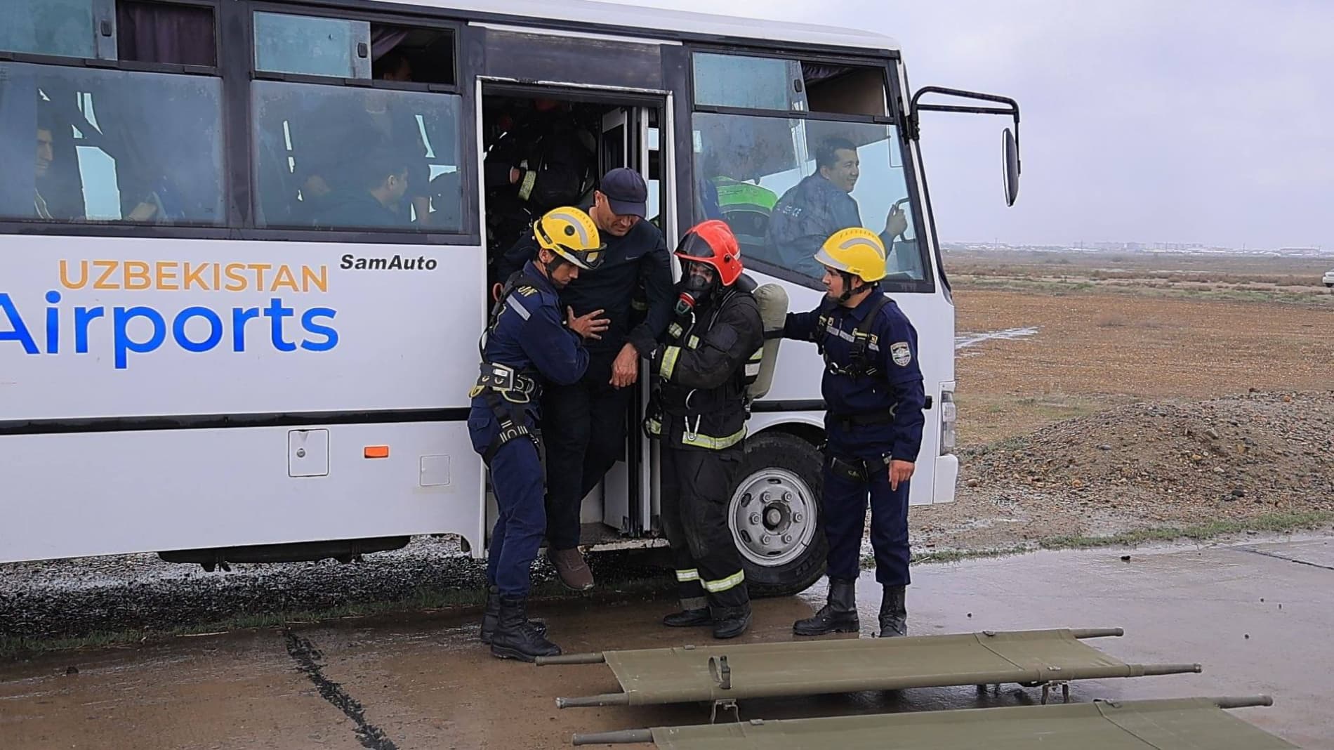 Buxoro viloyati favqulodda vaziyatlar boshqarmasi hamda Buxoro xalqaro aeroporti hamkorligida havo kemalarida sodir bo‘lgan favqulodda avariya holatlarini bartaraf etish va fuqarolarga yordam ko‘rsatish maqsadida o‘quv mashqlari o‘tkazildi.