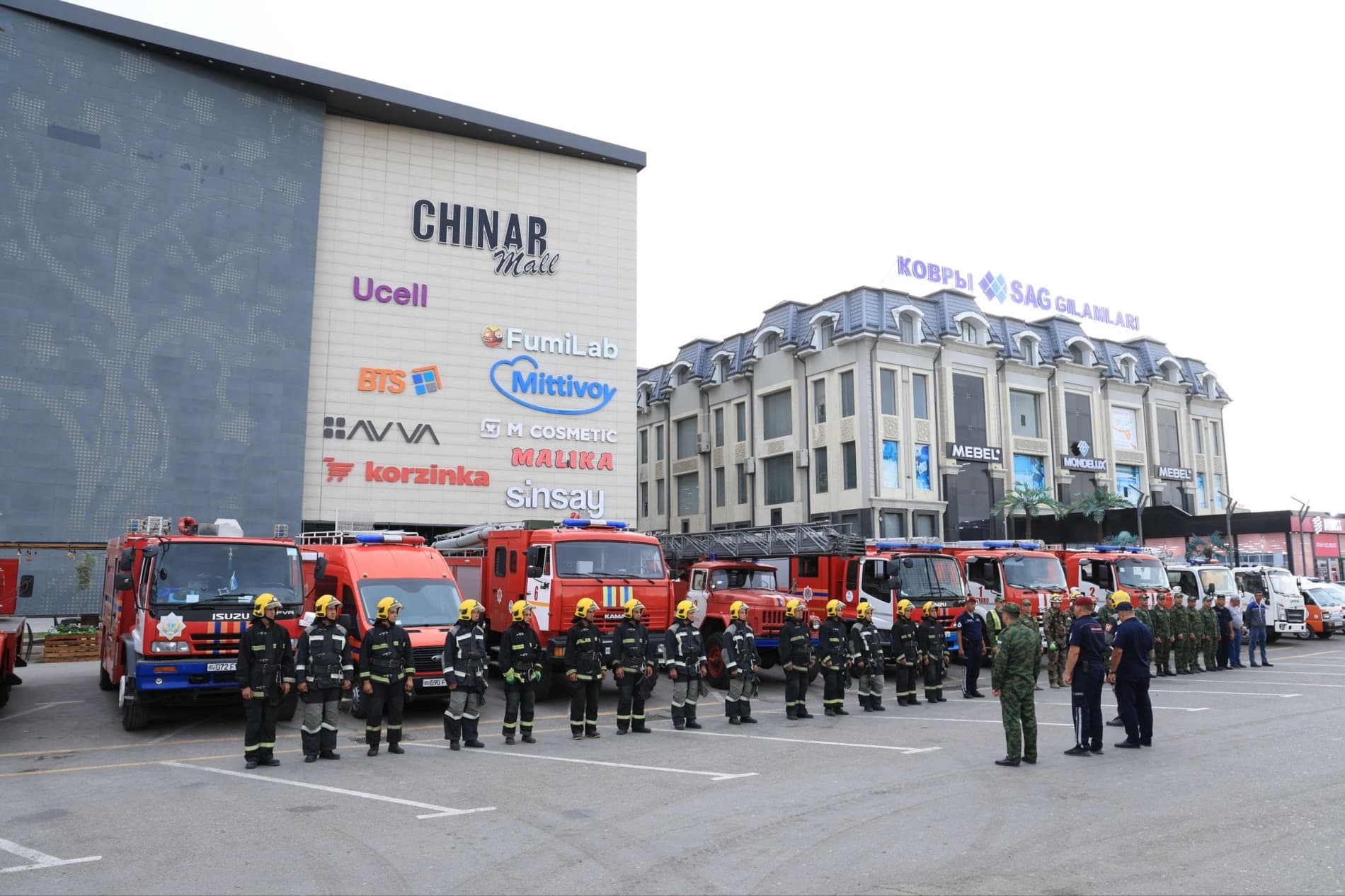 Buxoro shahri hududida joylashgan "Chinor Mall" savdo majmuasida yong‘in o‘chirish bo‘yicha maxsus-taktik mashq o‘tkazildi.