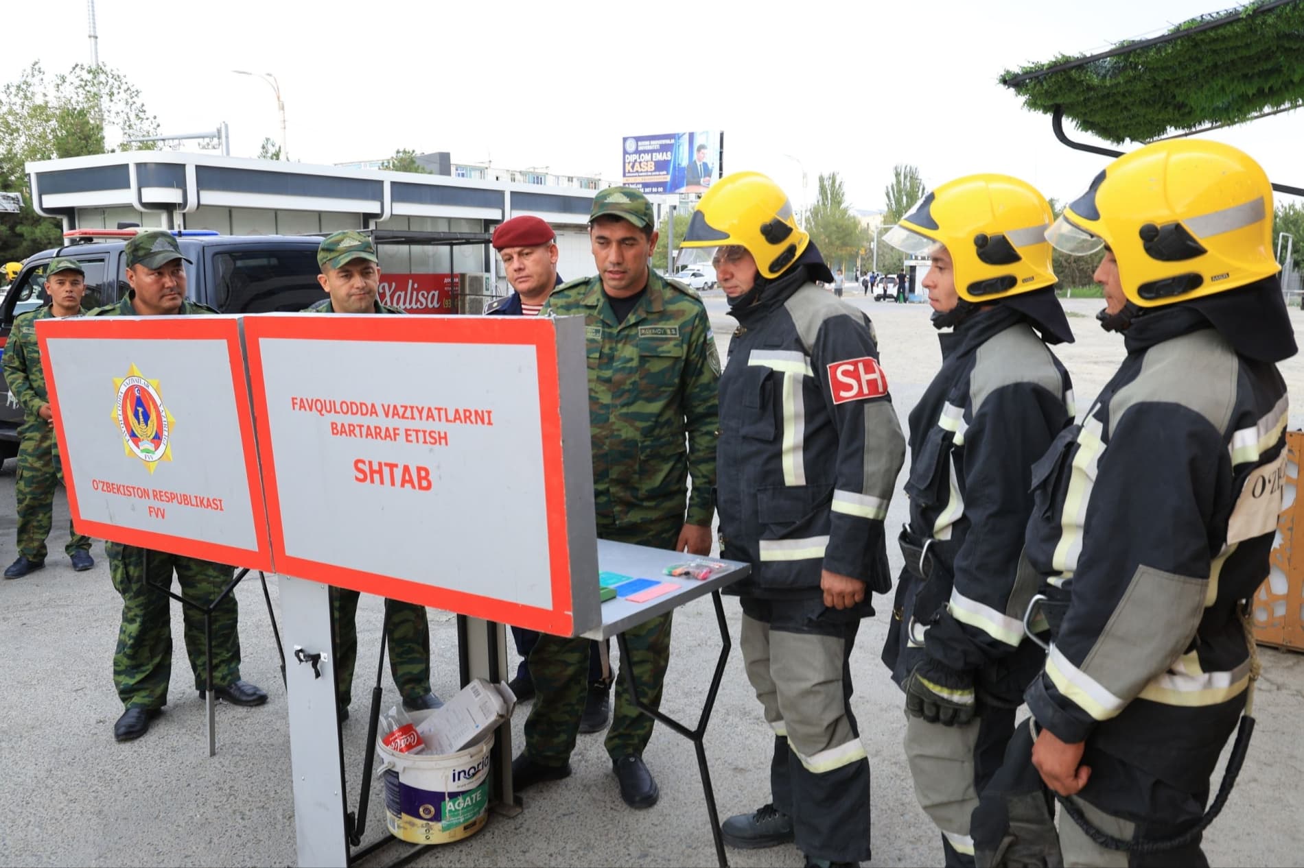 Buxoro shahri hududida joylashgan "Chinor Mall" savdo majmuasida yong‘in o‘chirish bo‘yicha maxsus-taktik mashq o‘tkazildi.