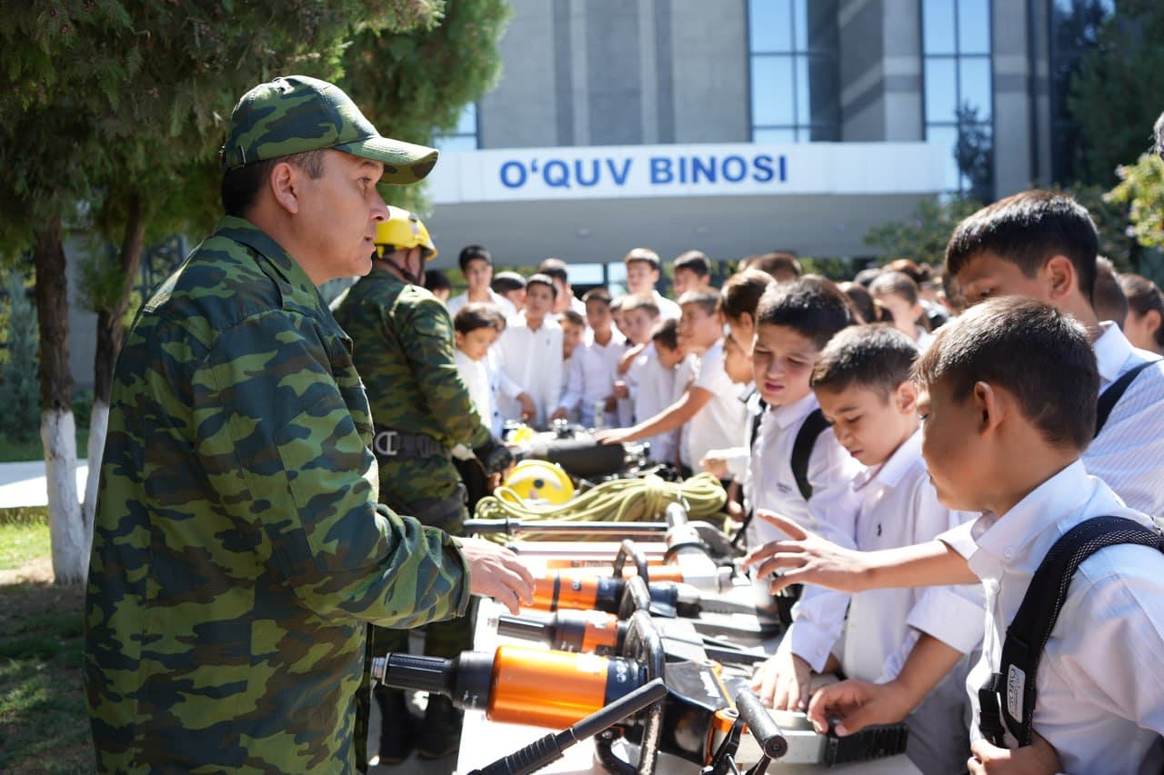 “Payshanba — yoshlar kuni” doirasida Jizzax viloyati Favqulodda vaziyatlar boshqarmasi boshlig‘i o‘rinbosari, podpolkovnik Avazbek Ibragimov, markaz direktori Xurshid Abduvaliyev hamda yoshlar ishtirokida “Rahbar va yoshlar” uchrashuvi o‘tkazildi.