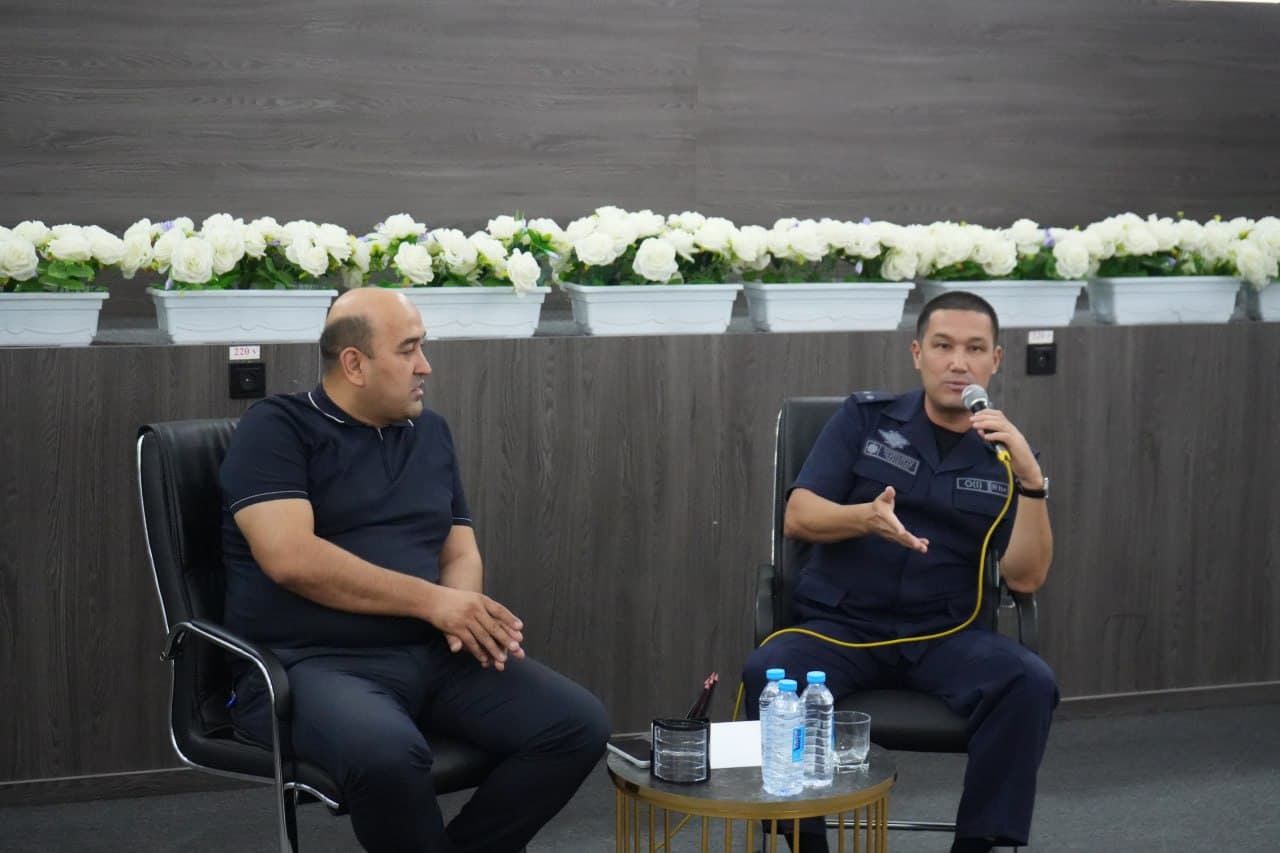 “Payshanba — yoshlar kuni” doirasida Jizzax viloyati Favqulodda vaziyatlar boshqarmasi boshlig‘i o‘rinbosari, podpolkovnik Avazbek Ibragimov, markaz direktori Xurshid Abduvaliyev hamda yoshlar ishtirokida “Rahbar va yoshlar” uchrashuvi o‘tkazildi.