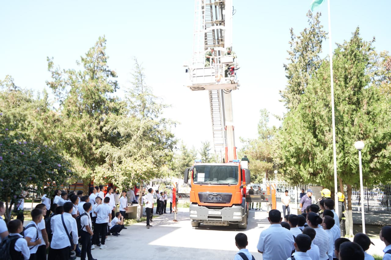 “Payshanba — yoshlar kuni” doirasida Jizzax viloyati Favqulodda vaziyatlar boshqarmasi boshlig‘i o‘rinbosari, podpolkovnik Avazbek Ibragimov, markaz direktori Xurshid Abduvaliyev hamda yoshlar ishtirokida “Rahbar va yoshlar” uchrashuvi o‘tkazildi.