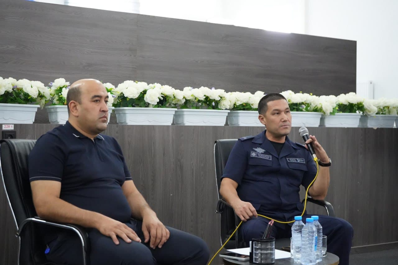 “Payshanba — yoshlar kuni” doirasida Jizzax viloyati Favqulodda vaziyatlar boshqarmasi boshlig‘i o‘rinbosari, podpolkovnik Avazbek Ibragimov, markaz direktori Xurshid Abduvaliyev hamda yoshlar ishtirokida “Rahbar va yoshlar” uchrashuvi o‘tkazildi.
