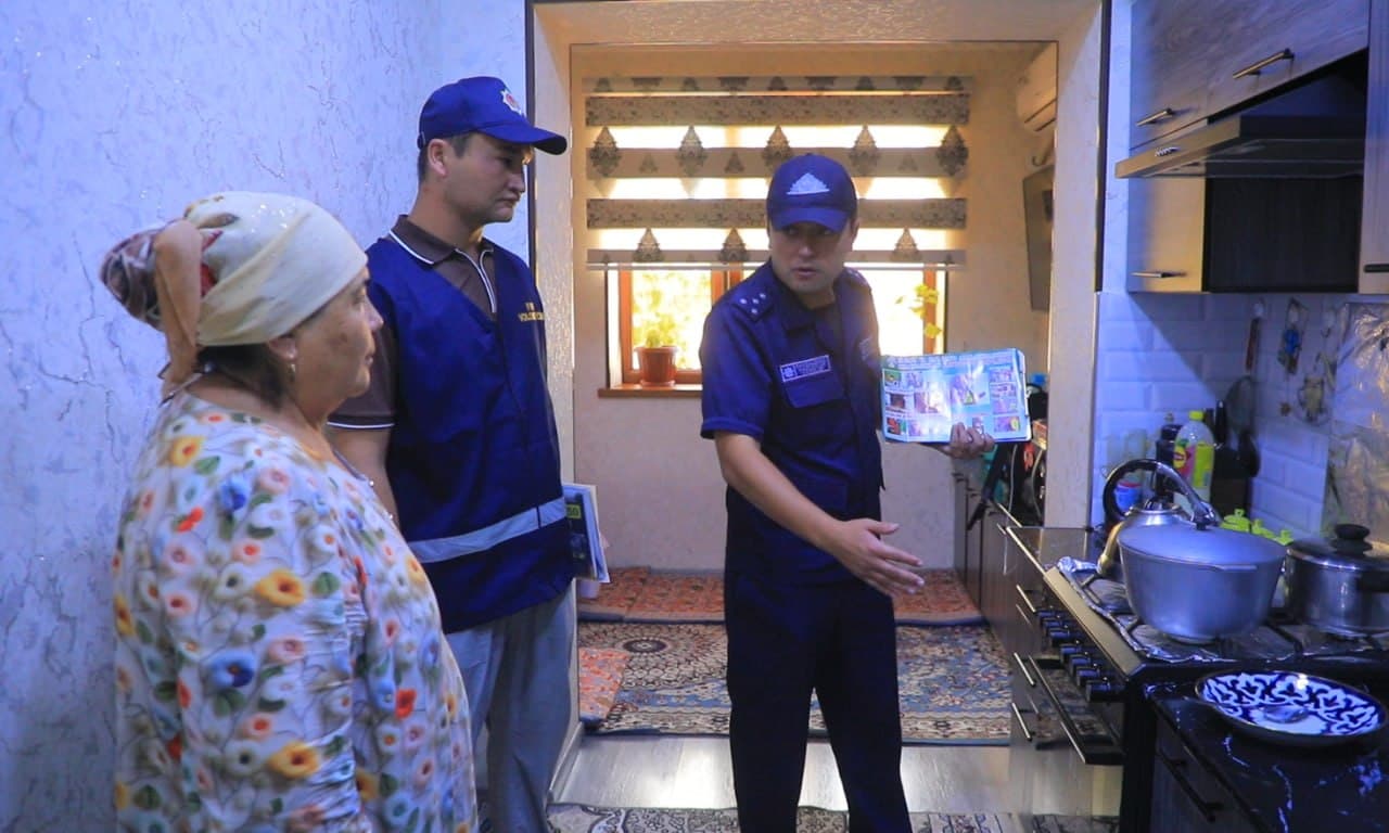 В Пайарыкском районе сотрудниками ОЧС с участием волонтёров проводятся усиленные профилактические мероприятия по принципу «махаллябай» и «хонадонбай»