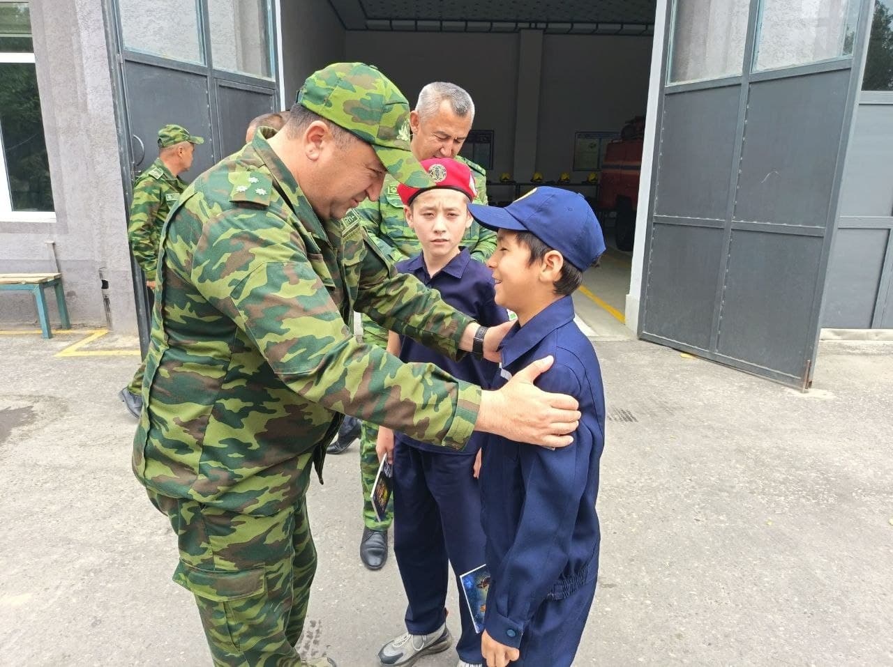 Sirdaryo viloyati FVB boshligi X.Sadirov tomonidan Yangiyer shahrida otaliqga olingan yoshlar hamda "Jasorat maktabi" o‘quvchilari ishtirokida "Rahbar va yoshlar uchrashuvi" tashkil etildi.